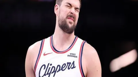 “雄鹿迎战老鹰，字母哥有望出战，AJ-格林肩痛缺阵对抗”